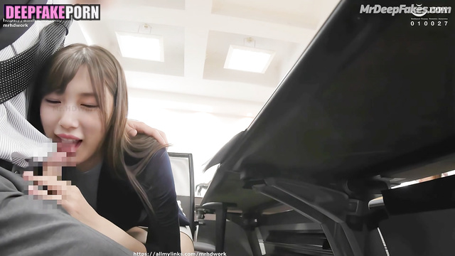 Sexy brunette Suzy jerking off under the table, ai - 수지 미쓰에이