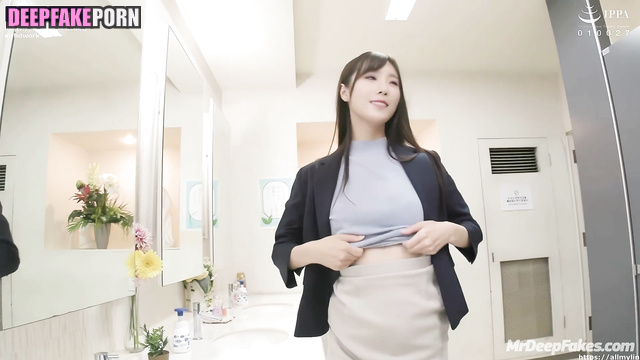 Fake Taeyeon got fast fuck in the office toilet / 少女時代 セックスシーン