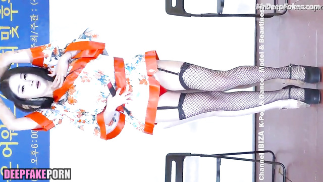 Fake Peng Liyuan in erotic costume is dancing on stage // 彭丽媛 智能換臉