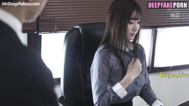Victoria Song allowed a staff member to touch her breasts (宋茜 假应用程序)