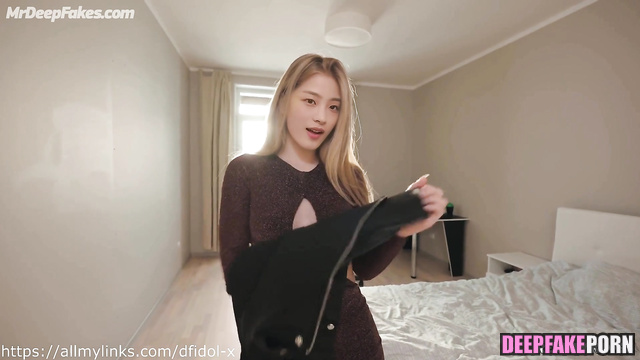 Naked blonde Minji enjoying oral sex, real fake // ニュージーンズ セックスシーン