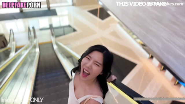 A taxi driver seduced her right in the car - Eunbi ai / アイズワン 本物の偽物