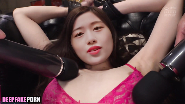 Girl in handcuffs getting real pleasure / Yujin fakeapp アイズワン 本物の偽物 [PREMIUM]