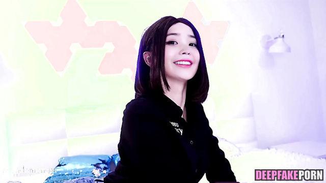 Piercinged IU 아이유 섹스 장면 drives herself crazy from dildo sucking, A.I. [PREMIUM]