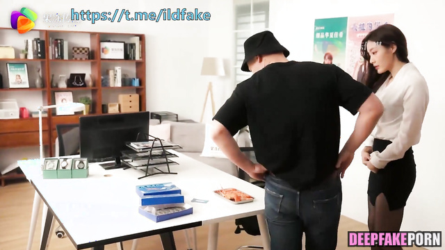 A.I. Li Yitong (李一桐 真假) fed him shrimp and then fucked