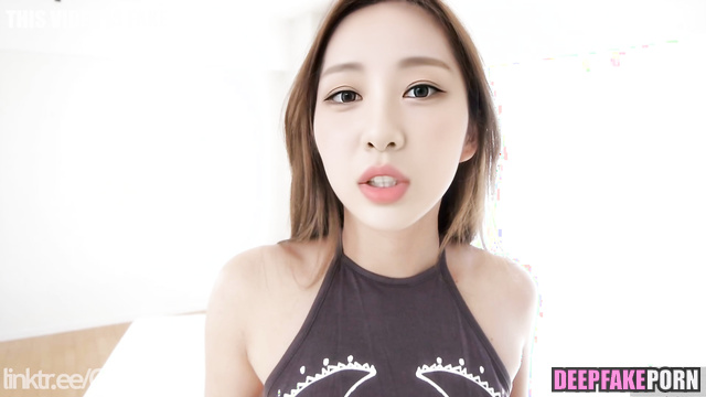 Boyfriend sucking her toes and having fun / Yves (이브 이달의 소녀) real fake [PREMIUM]