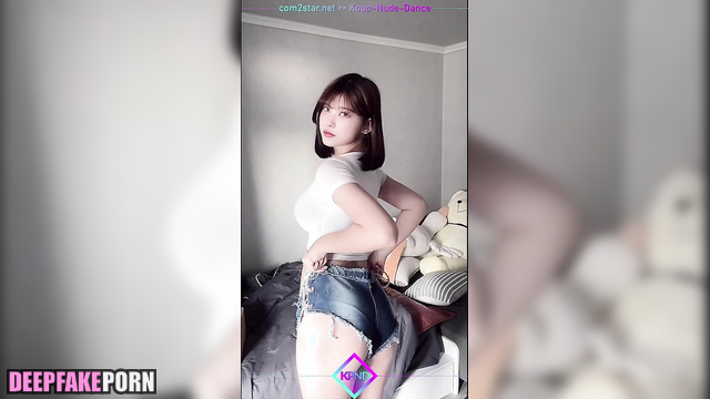 Haerin (ニュージーンズ 本物の偽物) wants you to spy on her changing clothes -A.I. [PREMIUM]