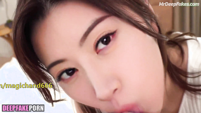 Chinese star sucking his chin and lips / Jing Tian (景甜 充满激情的性爱)