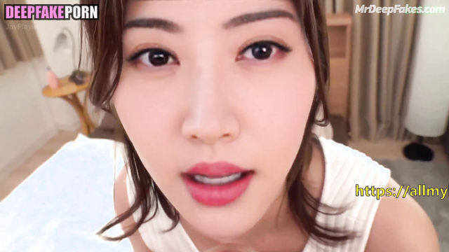 Chinese star sucking his chin and lips / Jing Tian (景甜 充满激情的性爱)