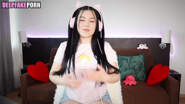 Internet celebrity Quarterjade showed her beautiful lingerie right during stream