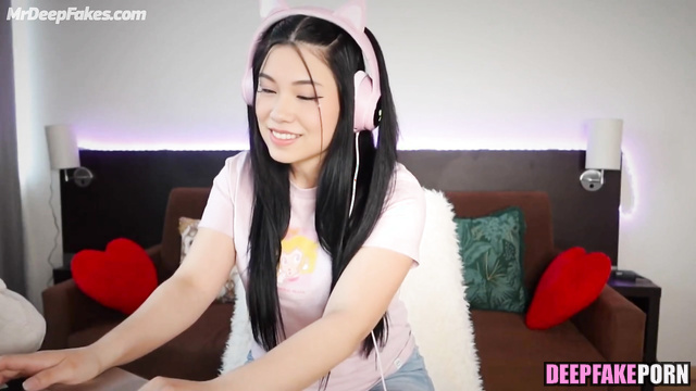 Internet celebrity Quarterjade showed her beautiful lingerie right during stream