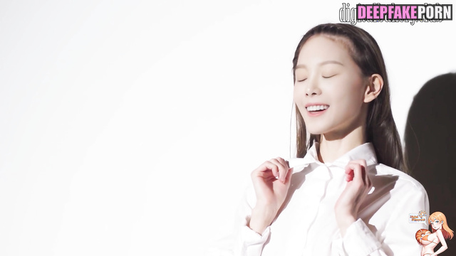 Korean celebrity 少女時代 Taeyeon poses naked for her fans SNSD 韓国語