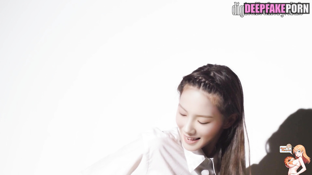 Korean celebrity 少女時代 Taeyeon poses naked for her fans SNSD 韓国語