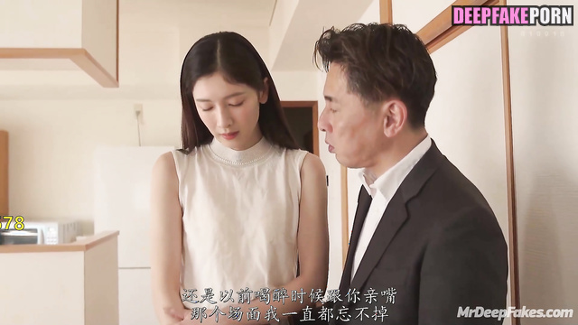 江疏影 Jiang Shuying spreads her legs next to man who is older 换脸 face swap