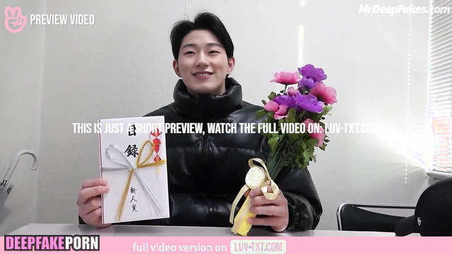 Handsome brunet came to his girlfriend to give her flowers, ai San 산 에이티즈