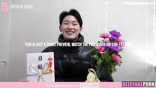 Handsome brunet came to his girlfriend to give her flowers, ai San 산 에이티즈