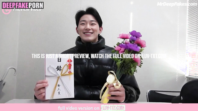 Handsome brunet came to his girlfriend to give her flowers, ai San 산 에이티즈