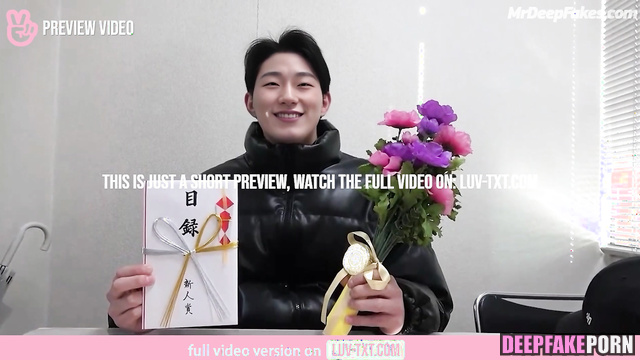 Handsome brunet came to his girlfriend to give her flowers, ai San 산 에이티즈