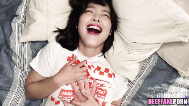 He doing something dirty at the bottom of her belly, ai Jennie 제니 블랙핑크