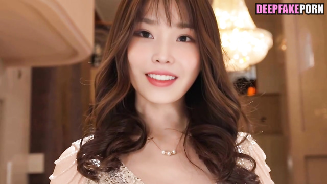 IU 이지은 Lee Ji Eun 은 두 번째로 편안함을 제공합니다.