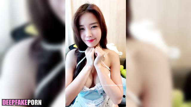 Face swap - korean IU teases you through screen 얼굴 스왑 한국어 아이유 에로