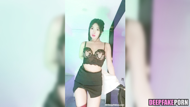 Sexy striptease by naughty fake Yang Mi (智能換臉 杨幂 脱衣舞)