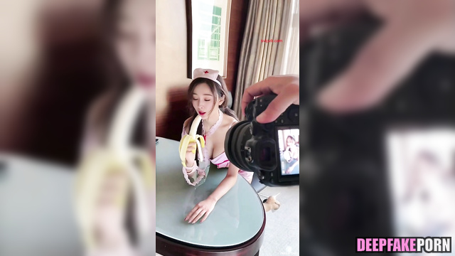 Sexy nurse Yang Mi 杨幂 eats banana in very sexy way deepfake/智能換臉 [PREMIUM]